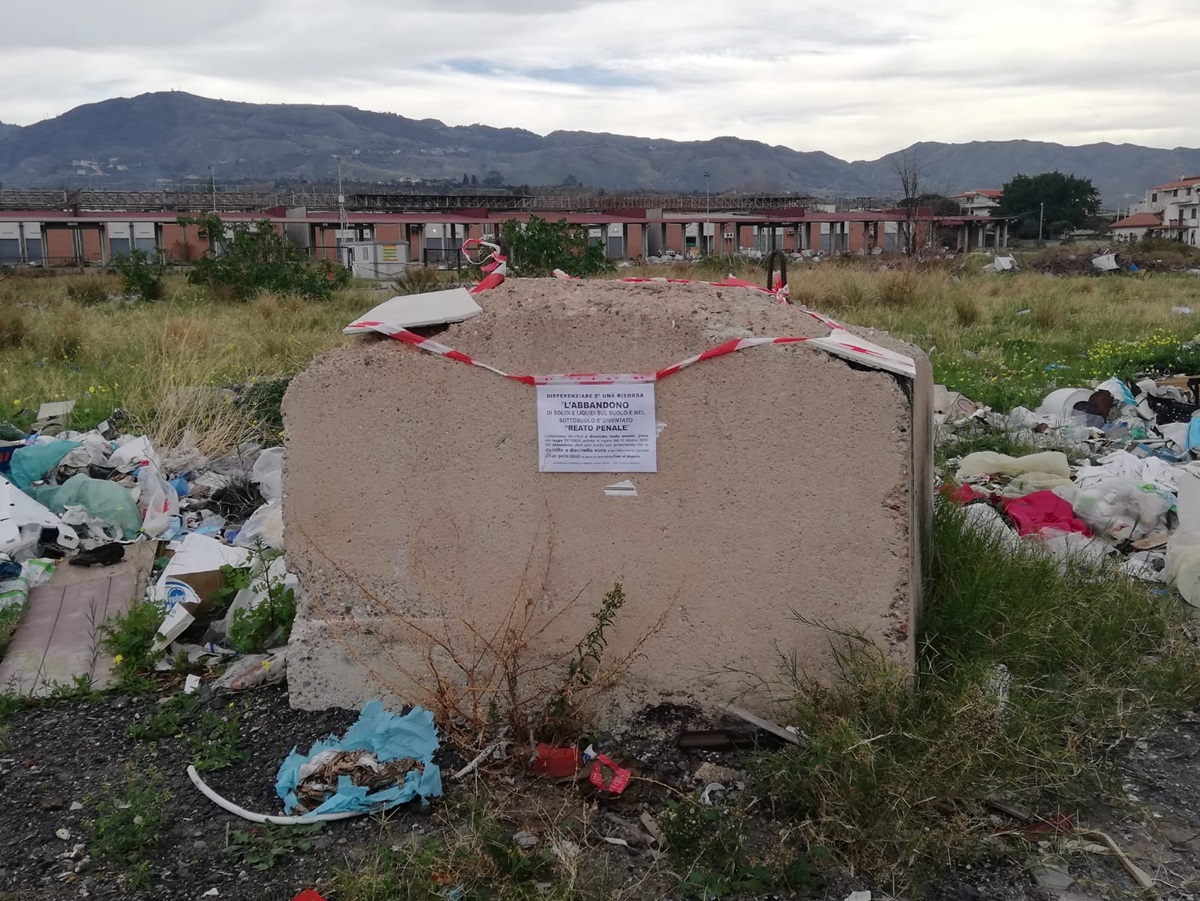 Reggio, tra i rifiuti a Mortara spuntano degli avvisi: area controllata da remoto… ma da chi?