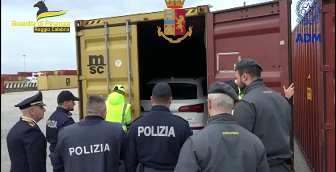 Porto di Gioia Tauro, sequestrate 251 vetture in transito e la somma di 22 milioni di euro – VIDEO