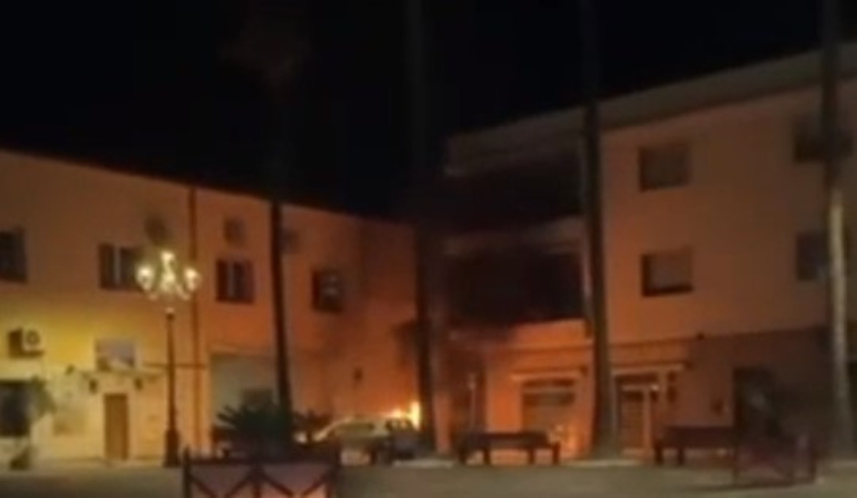 Auto della Polizia locale incendiata a Bagnara, il sindaco convocato in Prefettura