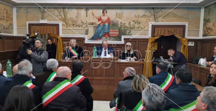 Aggressione sindaco di Cittanova, amministratori uniti: «Siamo tutti Francesco Cosentino»