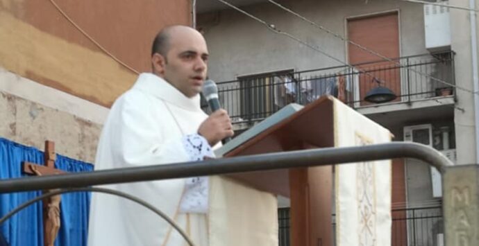 Aggredito il parroco di Varapodio, il sindaco Fazzolari: «Frutto di una cultura mediocre che non ci appartiene»