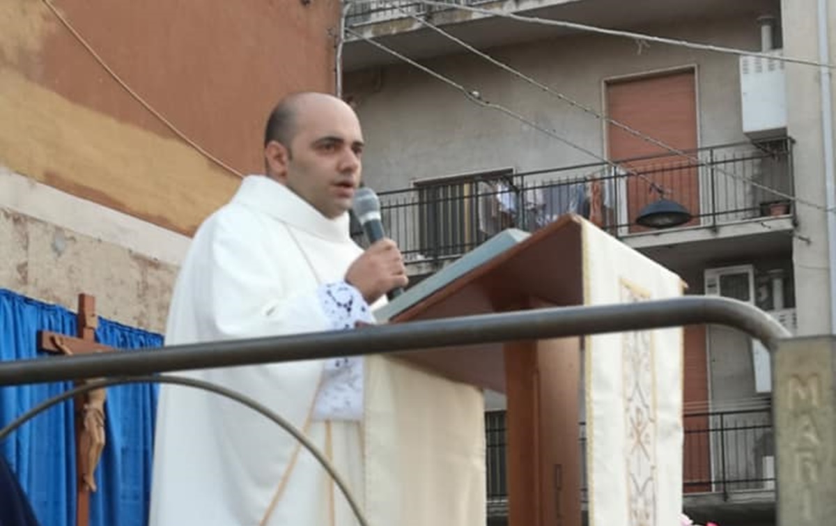 Aggredito il parroco di Varapodio, il sindaco Fazzolari: «Frutto di una cultura mediocre che non ci appartiene»