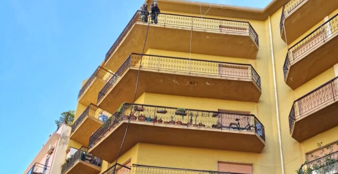 Reggio, incendio in un appartamento in pieno centro: evacuati i residenti