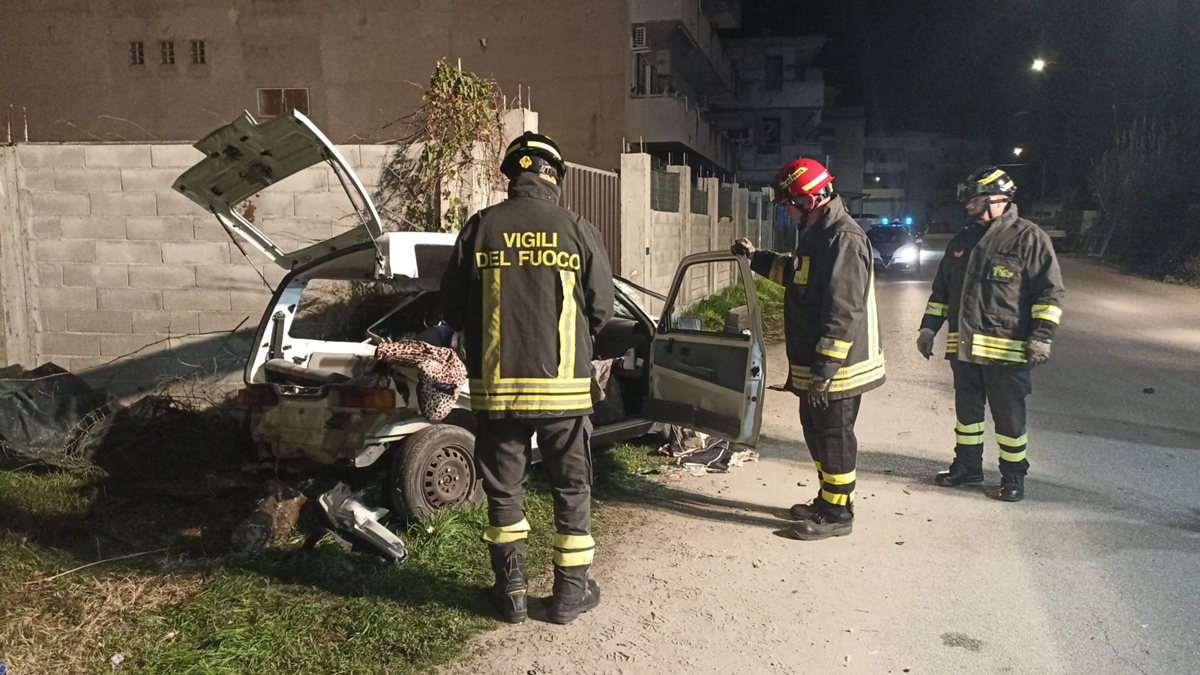Rosarno, auto urta violentemente contro un pilastro in cemento: muoiono due giovani