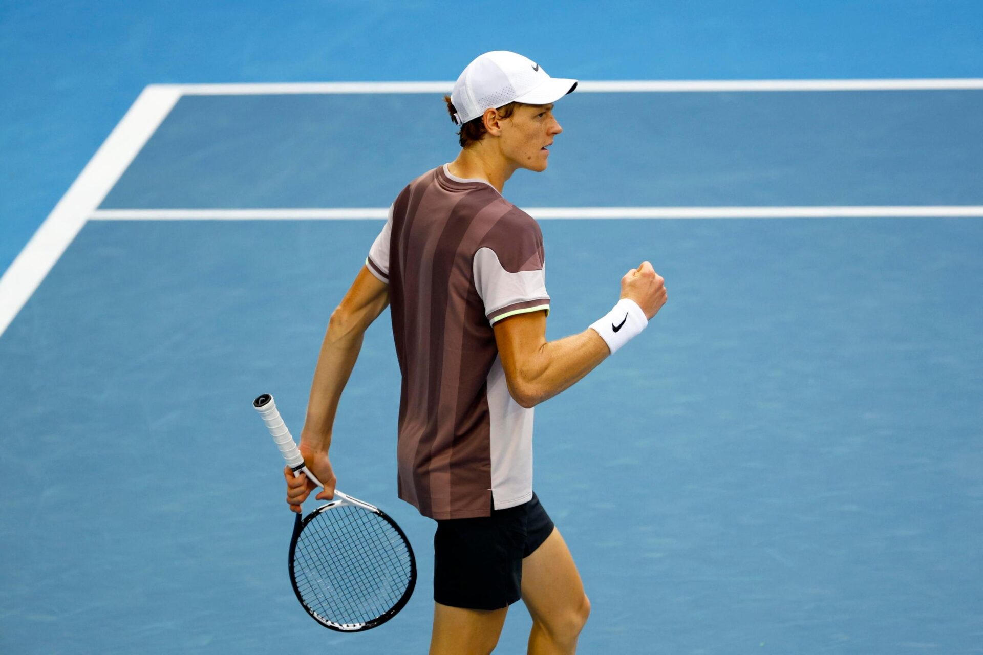 Tennis, Sinner batte Djokovic e vola in finale agli Australian Open