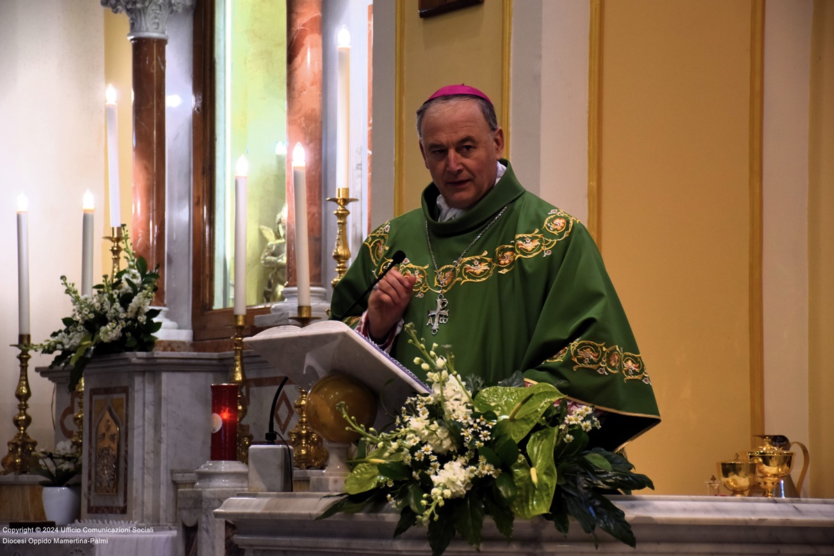 Aggressione parroco, il vescovo Alberti a Varapodio: «Sono venuto a raccogliere fiducia e dare speranza»