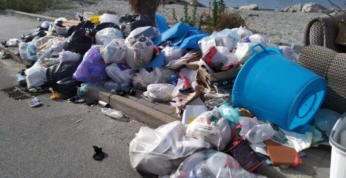 Reggio, spazzatura e degrado al Parco Lineare Sud: cittadini indignati – FOTO