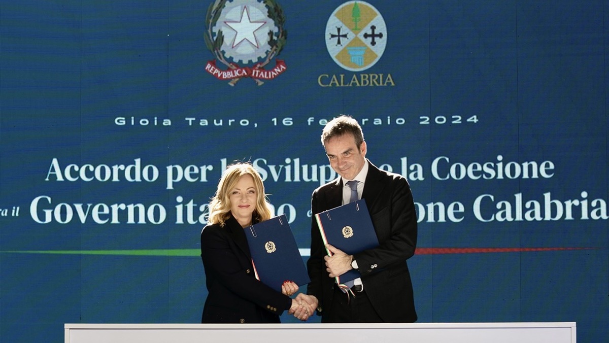 Gioia Tauro, la premier Meloni e il governatore Occhiuto firmano l’Accordo di coesione: per la Calabria 2,5 miliardi