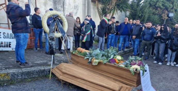 Protesta dei trattori a Polistena, celebrato il funerale dell’agricoltura