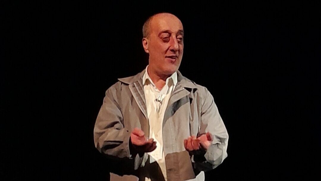 Locri al Teatro: travolgente il monologo “Come un granello di sabbia – Giuseppe Gulotta, storia di un innocente”