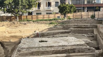 Scavi di piazza Garibaldi a Reggio, Sica: «Siamo vicini alla fossa di fondazione per risalire al periodo di costruzione del tempio» – FOTO