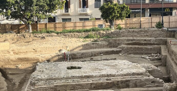 Scavi di piazza Garibaldi a Reggio, Sica: «Siamo vicini alla fossa di fondazione per risalire al periodo di costruzione del tempio» – FOTO