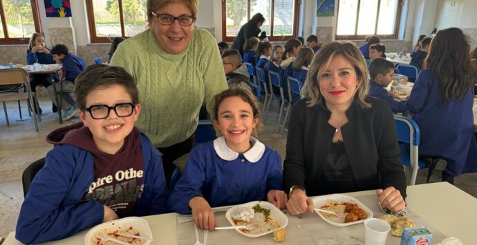 Siderno, il sindaco Fragomeni a mensa con i bambini dell’Ic Michele Bello