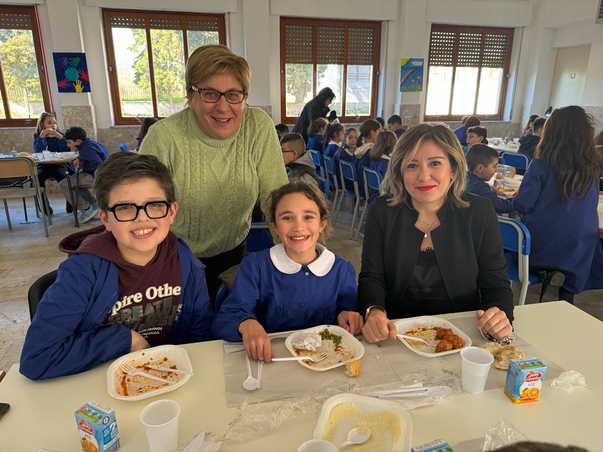 Siderno, il sindaco Fragomeni a mensa con i bambini dell’Ic Michele Bello