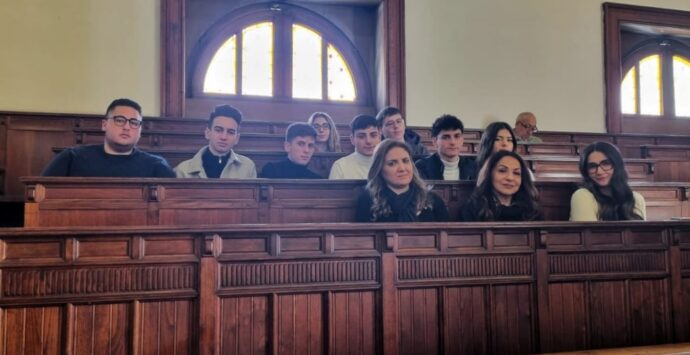 Studenti dell’istituto “Piria – Ferraris/Da Empoli” in aula durante il Consiglio comunale