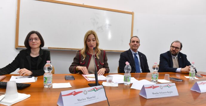 UniRC incontra ’Ambasciatrice di Svizzera in Italia Malta e San Marino, 𝗠𝗼𝗻𝗶𝗸𝗮𝗦𝗰𝗵𝗺𝘂𝘁𝘇𝗞𝗶𝗿𝗴𝗼̈𝘇
