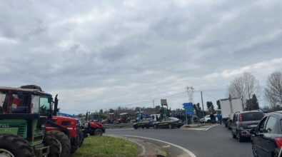 La protesta degli agricoltori continua, trattori rallentano il traffico sulla Piana