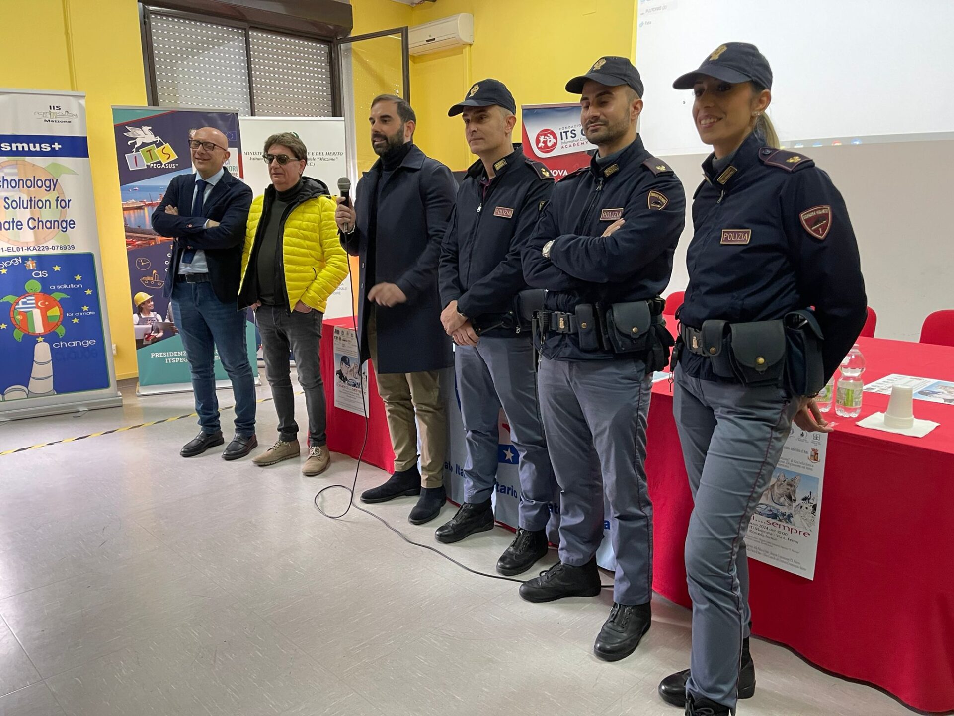 Roccella, i manganelli di Pisa occasione di confronto tra Polizia e studenti