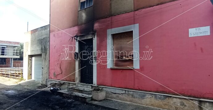 Auto bruciata al parroco di Varapodio, oggi il Consiglio comunale aperto