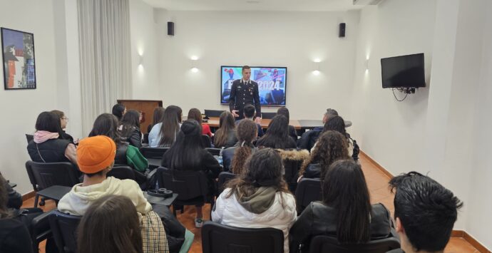 Reggio, gli alunni del liceo Gullì incontrano i carabinieri