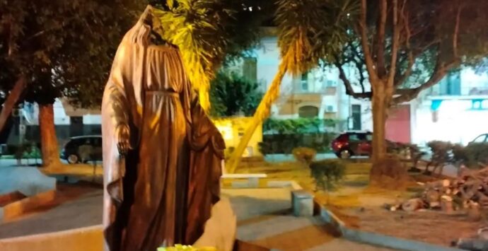 Reggio, decapitata la statua di Gesù fuori dalla chiesa della Madonna del Sacro Cuore