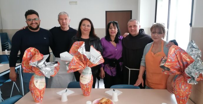 Reggio, i fratelli Monardo donano uova di Pasqua ai poveri della mensa di San Francesco