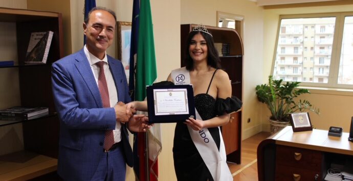 Regione, Giannetta consegna una targa a Miss Mondo Calabria 2023