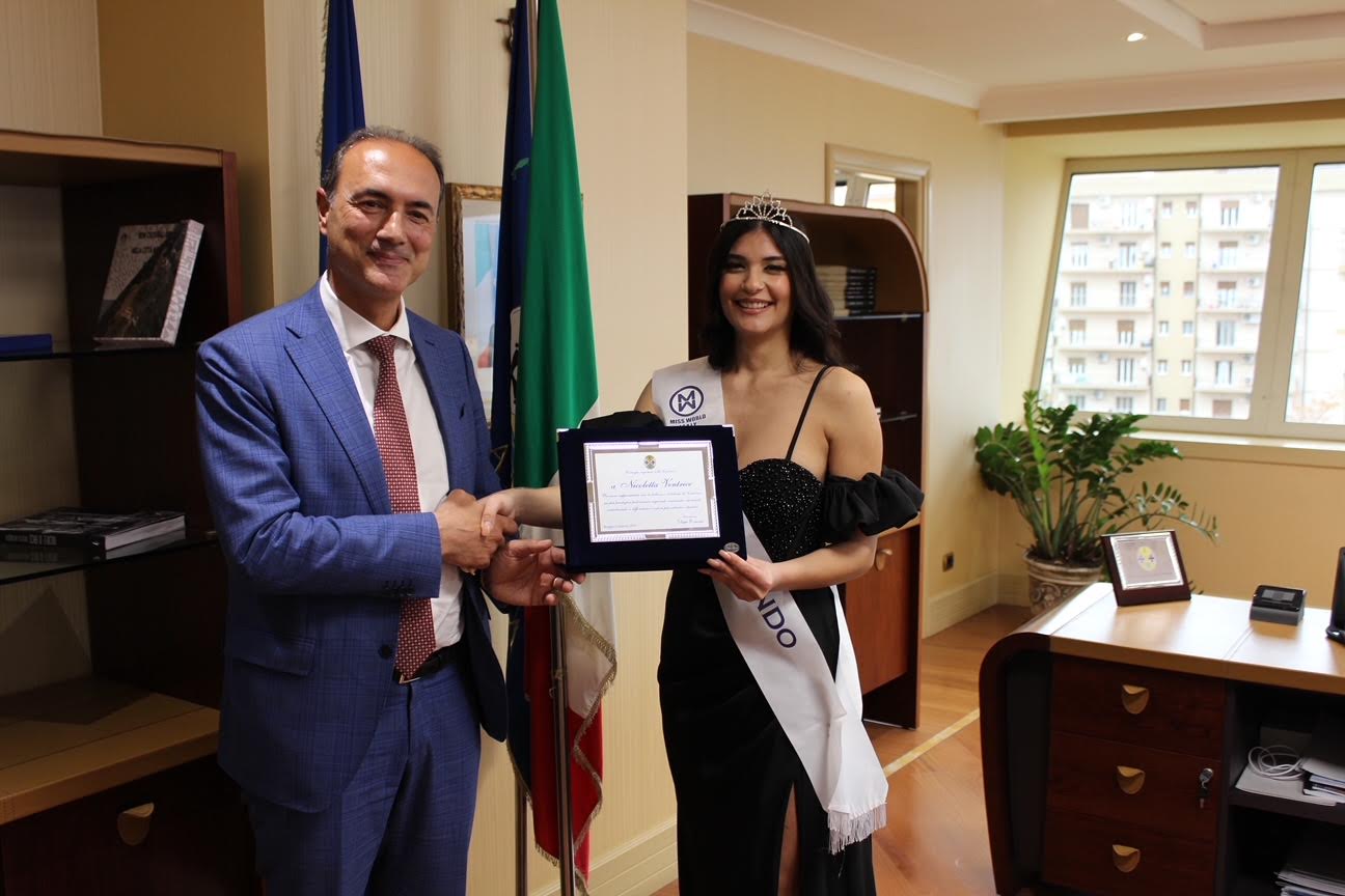 Regione, Giannetta consegna una targa a Miss Mondo Calabria 2023