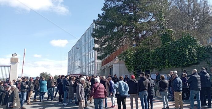 Ospedale di Polistena, dopo gli interventi cancellati i cittadini protestano: «Ora basta»