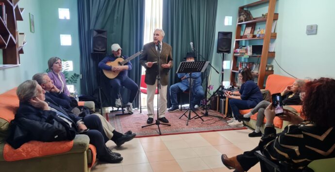 Reggio, “La Cultura che Cura” all’hospice, incontro con i poeti del circolo culturale Rhegium Julii