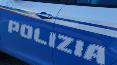 Reggio, prende per il collo la moglie minacciandola con un martello davanti ai figli: arrestato un 45enne