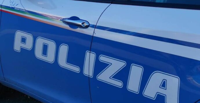Reggio, prende per il collo la moglie minacciandola con un martello davanti ai figli: arrestato un 45enne