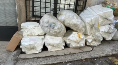 A Reggio spazzatura in ogni angolo della città: la denuncia di un cittadina
