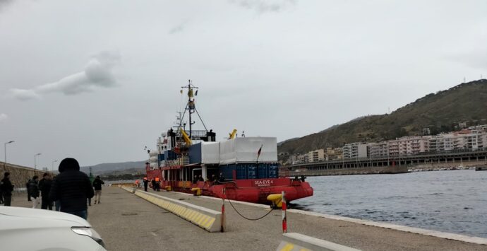 Porto di Reggio, dalla Sea Eye 4 sbarcano 144 migranti