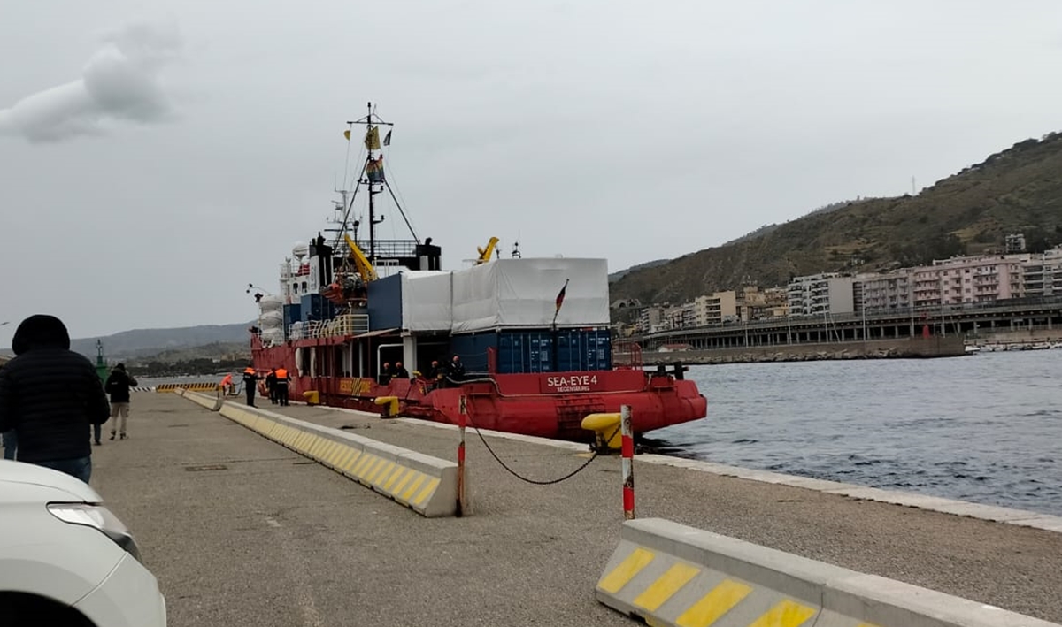 Reggio, Sea Eye 4 ferma al porto da 14 giorni: ancora nessun ricorso notificato dalla ong tedesca