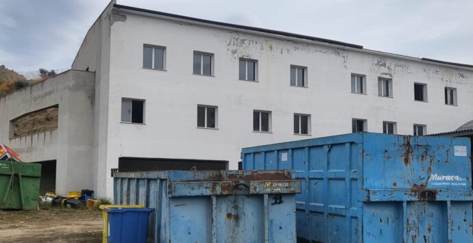 Bova Marina, la denuncia di Zirilli: «L’ospedale di comunità è diventato una discarica»