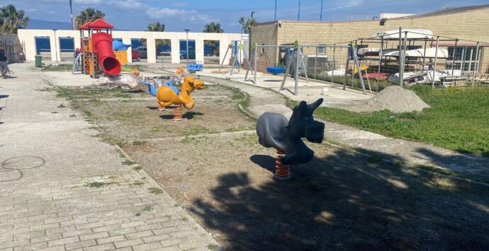 Reggio, vandalizzata la nuova area ludica sul Lungomare di Pellaro. Merenda: «Siamo indignati» – FOTOGALLERY