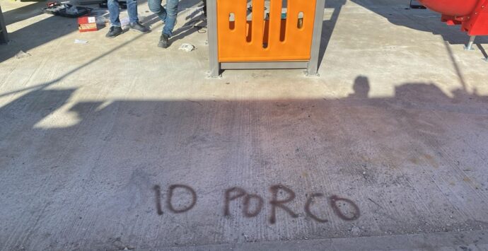 Reggio, vandalizzata la nuova area ludica sul Lungomare di Pellaro. Merenda: «Siamo indignati» – FOTOGALLERY