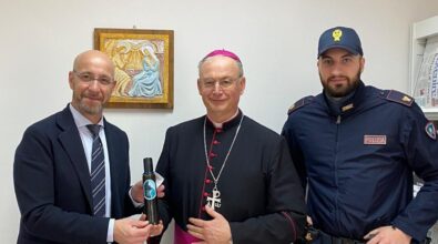 Pasqua, la polizia consegna l’olio del “Giardino della memoria” di Capaci alle diocesi Reggine