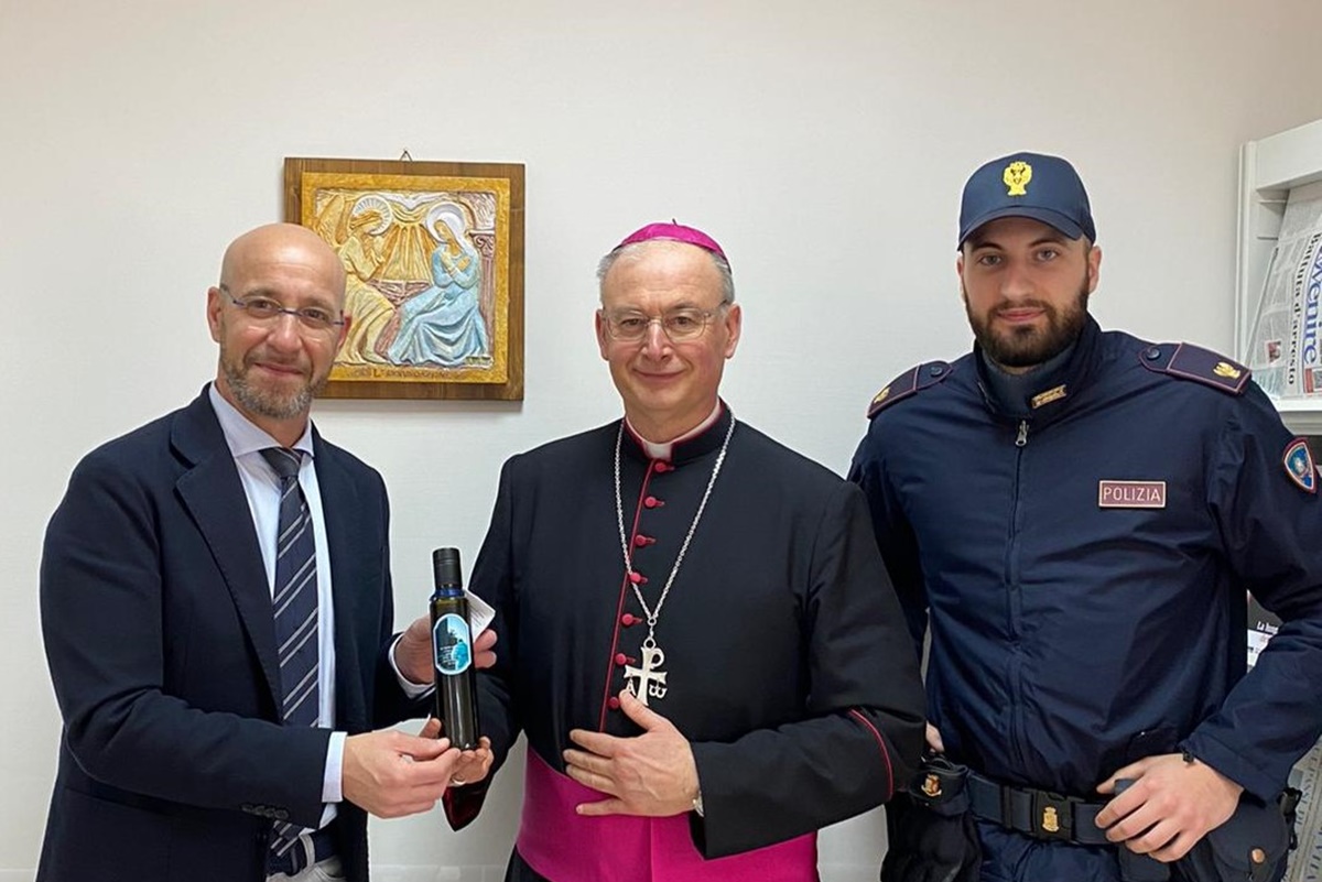Pasqua, la polizia consegna l’olio del “Giardino della memoria” di Capaci alle diocesi Reggine