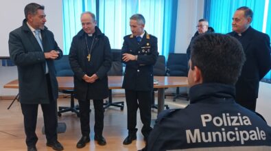 Reggio, monsignor Morrone e il vicesindaco Brunetti in visita al Comando della Polizia locale