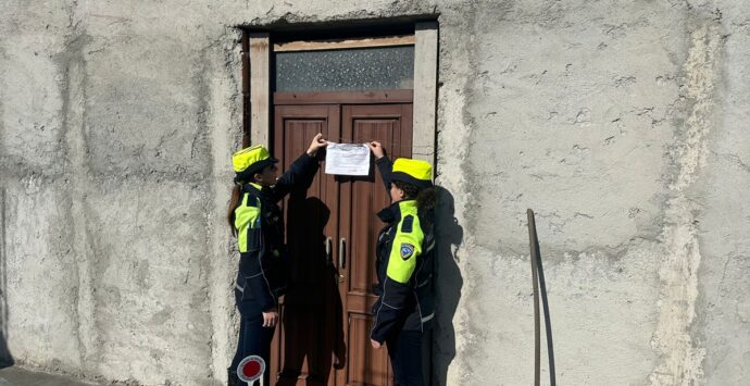 Abusivismo edilizio, la polizia locale di Palmi sequestra 9 fabbricati e denuncia 33 persone