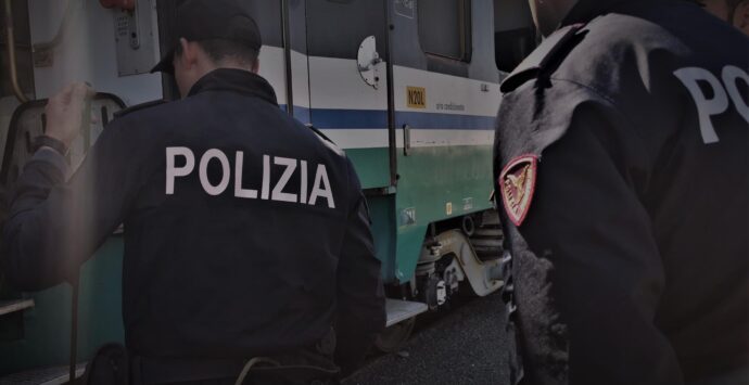 Sul treno senza biglietto aggredisce due poliziotti, arrestato un 27enne a Villa San Giovanni