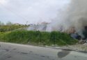 Gioia Tauro, copertoni e rifiuti bruciati alla Ciambra: le fiamme lambiscono due case