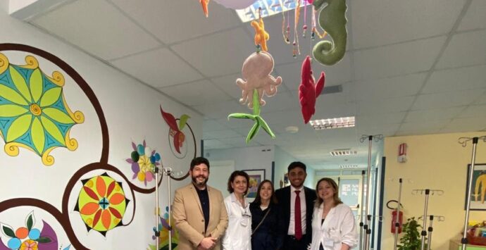 Reggio, il Comune dona 12 aste porta flebo alla Uosd di Oncoematologia Pediatrica del Gom
