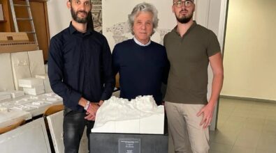 Reggio, il Laboratorio Officina Medi_ter dona alla Pro Loco di Brancaleone un modello in scala della Rocca Armenia di Bruzzano Zeffirio