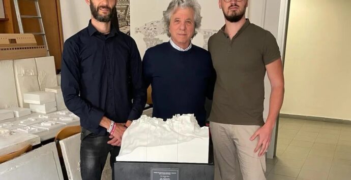 Reggio, il Laboratorio Officina Medi_ter dona alla Pro Loco di Brancaleone un modello in scala della Rocca Armenia di Bruzzano Zeffirio
