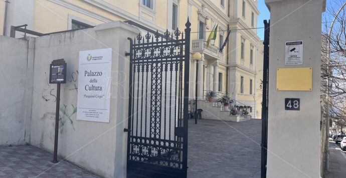 Reggio, a palazzo Crupi sofferenza e speranza palpitano ne “La via Crucis” dell’artista Serafino Valla – FOTO e VIDEO