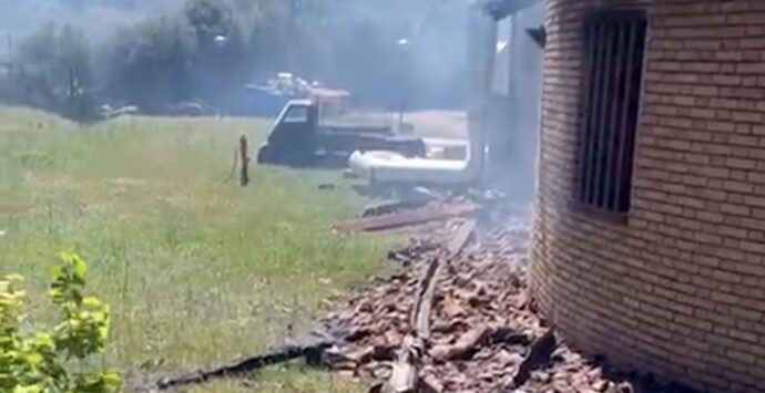 Reggio, incendio al Parco Ecolandia: distrutti gli uffici amministrativi – VIDEO
