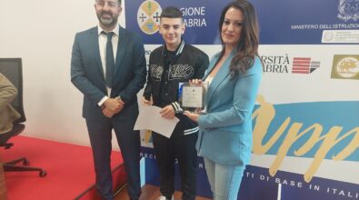 Taurianova capitale del libro, Fedele dona il primo segnalibro agli studenti premiati dall’Epli